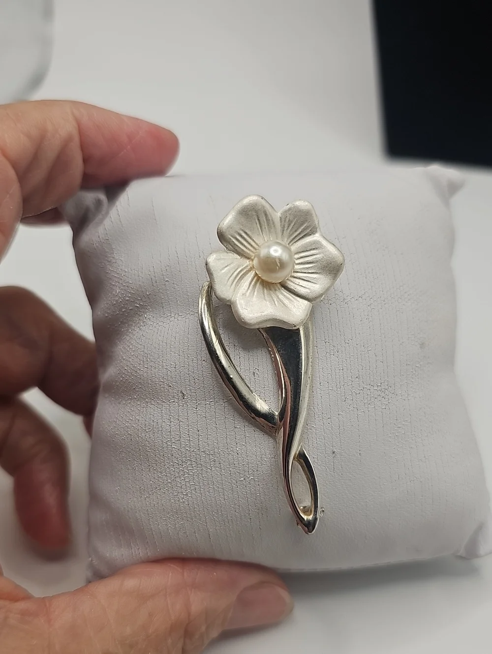 Vintage Silver Tone Pearl Flower Brooch - Elegant Floral Pin.